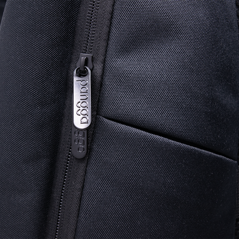 Mochila APPEX PS2 impermeable para laptop 18''. Elegante, resistente y ligera. Ideal para oficina o viaje. Con 4 cierres frontales y compartimentos para organizar todo. ¡Máxima funcionalidad!
