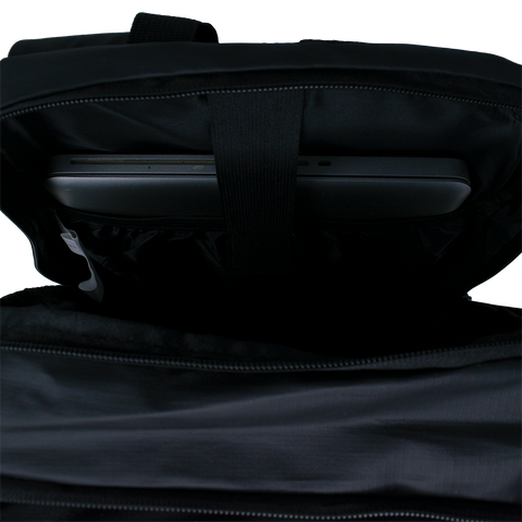 MOCHILA APPEX PS4 impermeable y resistente para laptop 17”. Con poliéster reforzado y malla transpirable. Ideal para viajes, oficina o uso diario. ¡Durabilidad y comodidad en cada paso!