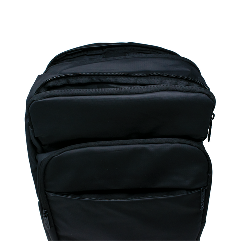 MOCHILA APPEX PS4 impermeable y resistente para laptop 17”. Con poliéster reforzado y malla transpirable. Ideal para viajes, oficina o uso diario. ¡Durabilidad y comodidad en cada paso!