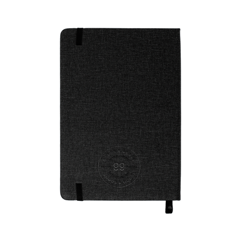 Libreta ecológica CRAFTT FC13 tamaño A5 (14.4 x 21 cm), con 100 hojas y cubierta dura hecha de botellas y papel reciclado. Ideal para notas, bocetos o diario. Diseño resistente, profesional y sustentable.