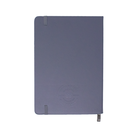 Libreta ecológica CRAFTT HC12 tamaño A5 (14.4 x 21 cm), con 100 hojas y cubierta dura hecha de botellas y papel reciclado. Ideal para notas, bocetos o diario. Diseño resistente, profesional y sustentable.