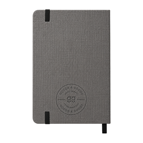 Libreta ecológica CRAFTT FC13 tamaño A5  (14.4 x 21 cm), con 100 hojas y cubierta dura hecha de botellas y papel reciclado. Ideal para notas, bocetos o diario. Diseño resistente, profesional y sustentable.