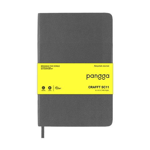 Libreta ecológica CRAFTT SC11 tamaño A5  (14.4 x 21 cm), con 100 hojas y cubierta suave hecha de botellas y papel reciclado. Ideal para notas, bocetos o diario. Diseño resistente, profesional y sustentable.